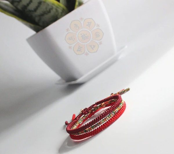 bracelet bouddhiste porte-chance noué à la main