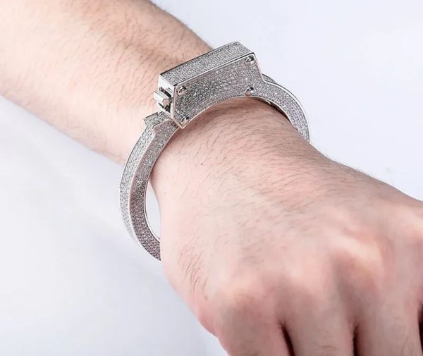 bracelet en forme de menotte